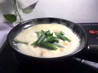 12、瘦肉菠菜煲,将蒜苗洗净切段放入