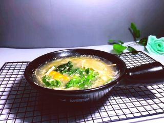 14、瘦肉菠菜煲,菠菜烫熟就可以关火了