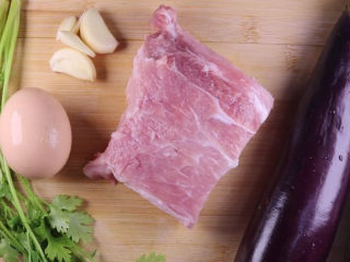 1、教你一个茄子的新吃法，又香又好吃一看就会,食材：香菜、大蒜。鸡蛋。猪肉。茄子。配料：盐、油、生抽、蚝油、淀粉、黑胡椒、白砂糖。首先将说有食材洗净后，我们先来切猪肉。