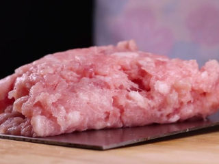 2、教你一个茄子的新吃法，又香又好吃一看就会,将猪肉切成薄片，然后改刀切丁，接着剁成肉末备用。