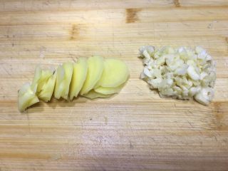 3、一锅俩用，清汤鲫鱼，辣汤重庆火锅,将生姜切成片，大蒜切末