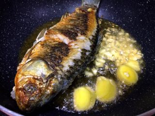 4、一锅俩用，清汤鲫鱼，辣汤重庆火锅,将鱼煎至两面金黄，将生姜蒜放入爆香