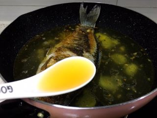 5、一锅俩用，清汤鲫鱼，辣汤重庆火锅,加入适量水，加一勺料酒