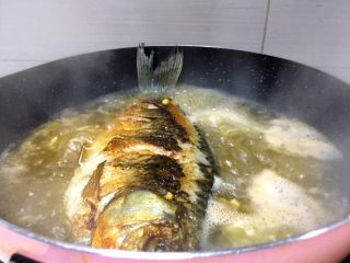 7、一锅俩用，清汤鲫鱼，辣汤重庆火锅,大火煮开后转小火