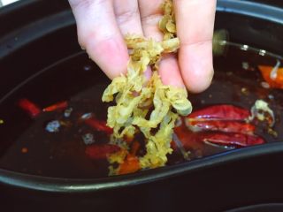 11、一锅俩用，清汤鲫鱼，辣汤重庆火锅,将干贝边放一大把入锅中