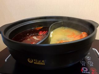 12、一锅俩用，清汤鲫鱼，辣汤重庆火锅,将煮好的鲫鱼汤放另一边电陶炉开火