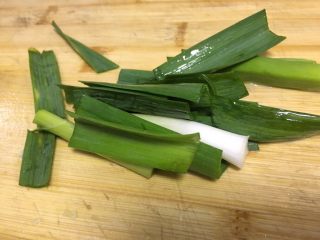 13、一锅俩用，清汤鲫鱼，辣汤重庆火锅,将大蒜苗洗净后切段