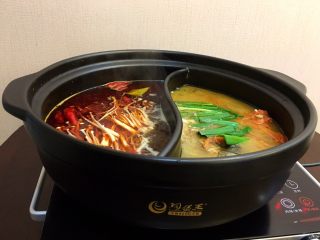 16、一锅俩用，清汤鲫鱼，辣汤重庆火锅,将准备好的金针菇放入辣汤中