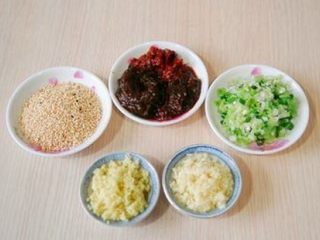 1、牛肉酱 ,豆瓣酱加干豆豉剁细，葱姜蒜切末，芝麻可以略捣碎香味更浓