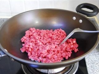 2、牛肉酱 ,牛肉手工切小粒，锅中不放油，中小火干炒牛肉粒