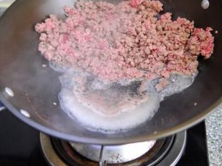 3、牛肉酱 ,不断地将炒出的水盛出倒掉，炒至没有水分时盛出，锅洗净