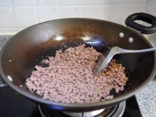 4、牛肉酱 ,起油锅，油量要比平时炒菜大一倍，五成热时下牛肉粒小火慢慢翻炒