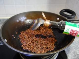 7、牛肉酱 ,炒至牛肉香酥吐油后，加适量蚝油和酱油炒匀