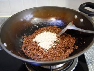 8、牛肉酱 ,加入熟白芝麻炒匀即可出锅