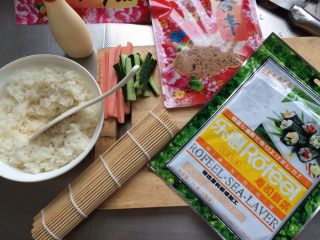 1、招牌寿司,准备好需要的材料。