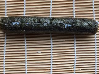 4、招牌寿司,用寿司帘卷好。