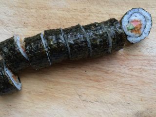 5、招牌寿司,把寿司切好。