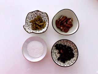 2、美滋滋的香甜烤盘，吃再多也不怕胖,准备好食材。