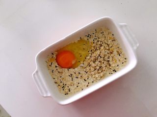 5、美滋滋的香甜烤盘，吃再多也不怕胖,打入鸡蛋。