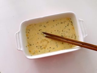 7、美滋滋的香甜烤盘，吃再多也不怕胖,搅拌匀称。