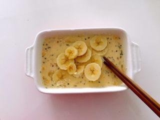 8、美滋滋的香甜烤盘，吃再多也不怕胖,放入香蕉片。