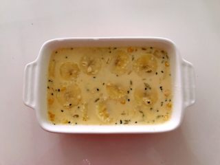 9、美滋滋的香甜烤盘，吃再多也不怕胖,香蕉片轻轻搅开，摆放匀称。