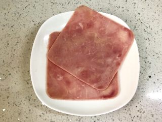 1、小萌猪火腿饭团,火腿片解冻后，蒸五分钟。
