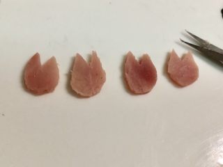 7、小萌猪火腿饭团,用小剪刀剪出4个猪蹄。