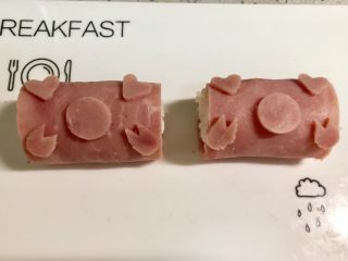 8、小萌猪火腿饭团,把零部件摆到相应的位置上。