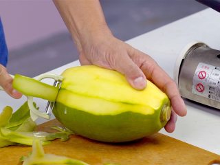 1、等戴一道菜之青木瓜沙拉,青木瓜去皮切开，去籽刨丝，泡入冰水中