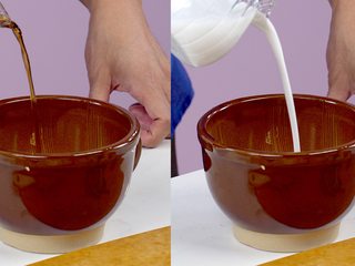 4、等戴一道菜之青木瓜沙拉,石臼中倒入鱼露、椰浆、花生米，挤入半个青柠檬，捣碎制成酱料