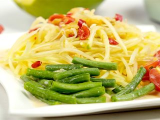 6、等戴一道菜之青木瓜沙拉,淋上酱料，即可享用