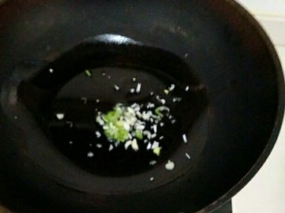 2、宝宝辅食青菜胡萝卜饭卷,锅中放油，放入葱花，煸炒一下