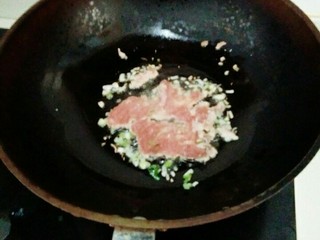 3、宝宝辅食青菜胡萝卜饭卷,放入备好的肉末，煸炒至变色后放入少于料酒，继续翻炒