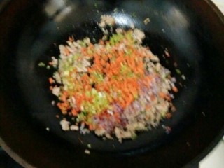 4、宝宝辅食青菜胡萝卜饭卷,翻炒直7-8成熟放入，胡萝卜，洋葱，芹菜，继续翻炒