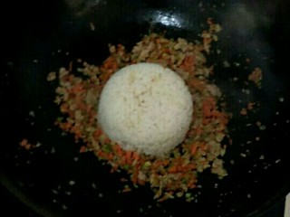 5、宝宝辅食青菜胡萝卜饭卷,翻炒均匀后放入米饭，