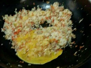 6、宝宝辅食青菜胡萝卜饭卷,倒入蛋液