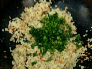 7、宝宝辅食青菜胡萝卜饭卷,翻炒均匀，放入青菜，（这里的青菜我用的是菠菜，可以根据自己的喜好随意调换）