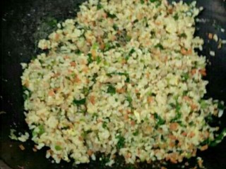 8、宝宝辅食青菜胡萝卜饭卷,翻遍片刻，放入少许盐，出锅