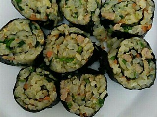 10、宝宝辅食青菜胡萝卜饭卷,宝宝很爱吃，切营养丰富