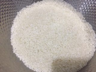 1、土豆鸡块焖饭,大米洗净，用水浸泡一个小时左右。