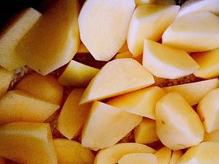 2、土豆鸡块焖饭,土豆去皮洗净切成大块。