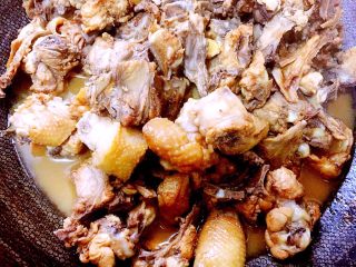 3、土豆鸡块焖饭,鸡肉洗净切块后放入开水中汆一下，捞起沥干水分。另起一锅放少量油，下生姜，鸡块翻炒片刻。