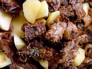 4、土豆鸡块焖饭,滴几滴老抽，少许生抽翻炒上色，再炝料酒翻炒，下土豆块再翻炒一下，加少许盐，鸡精调味。味道要比平常炒菜稍咸一点，这样煮出的米饭咸味刚刚好。