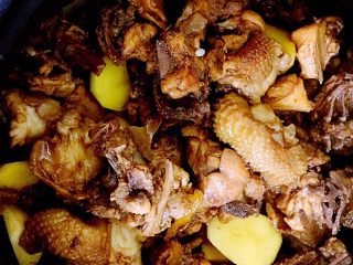 6、土豆鸡块焖饭,再倒上鸡块。