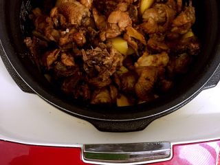 7、土豆鸡块焖饭,电饭煲正常煮饭程序。
