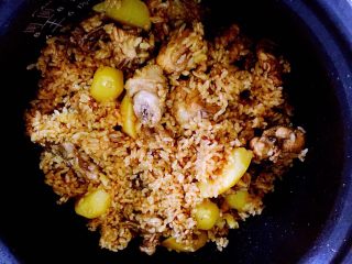 8、土豆鸡块焖饭,时间到，土豆鸡块焖饭煮熟喽……