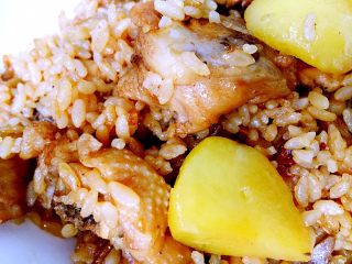 9、土豆鸡块焖饭,瞧，是不是很有食欲，颗颗米粒饱满，土豆软糯，入口都是满满的鸡肉鲜香。