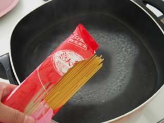 1、彩蔬意面,锅内放入适量水，按照一升水一勺盐的比例，放入适量的盐。烧开后加入意面，不时搅动