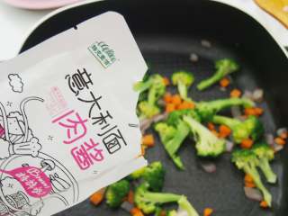 6、彩蔬意面,我把意面分成了两份，一份是将肉酱和蔬菜翻炒了一下加入意面，这样酱会较为均匀的裹住意面和蔬菜，另一份直接浇在意面上，可以根据自己的喜好随意哦~